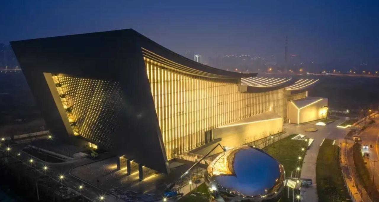 730块！[机智]
合肥一地标夜间亮灯！[灵光一闪]
市民分享：合肥市博物院夜间