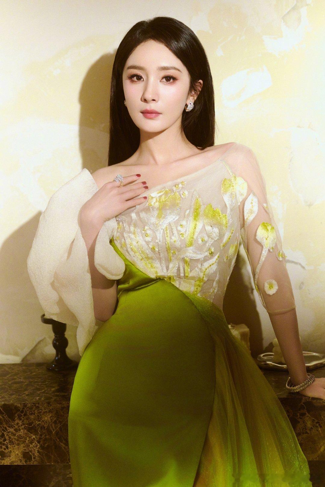 杨幂，迪丽热巴，虞书欣，赵露思，关晓彤，李兰迪，周也，赵今麦，陆柯燃，吴宣仪大年