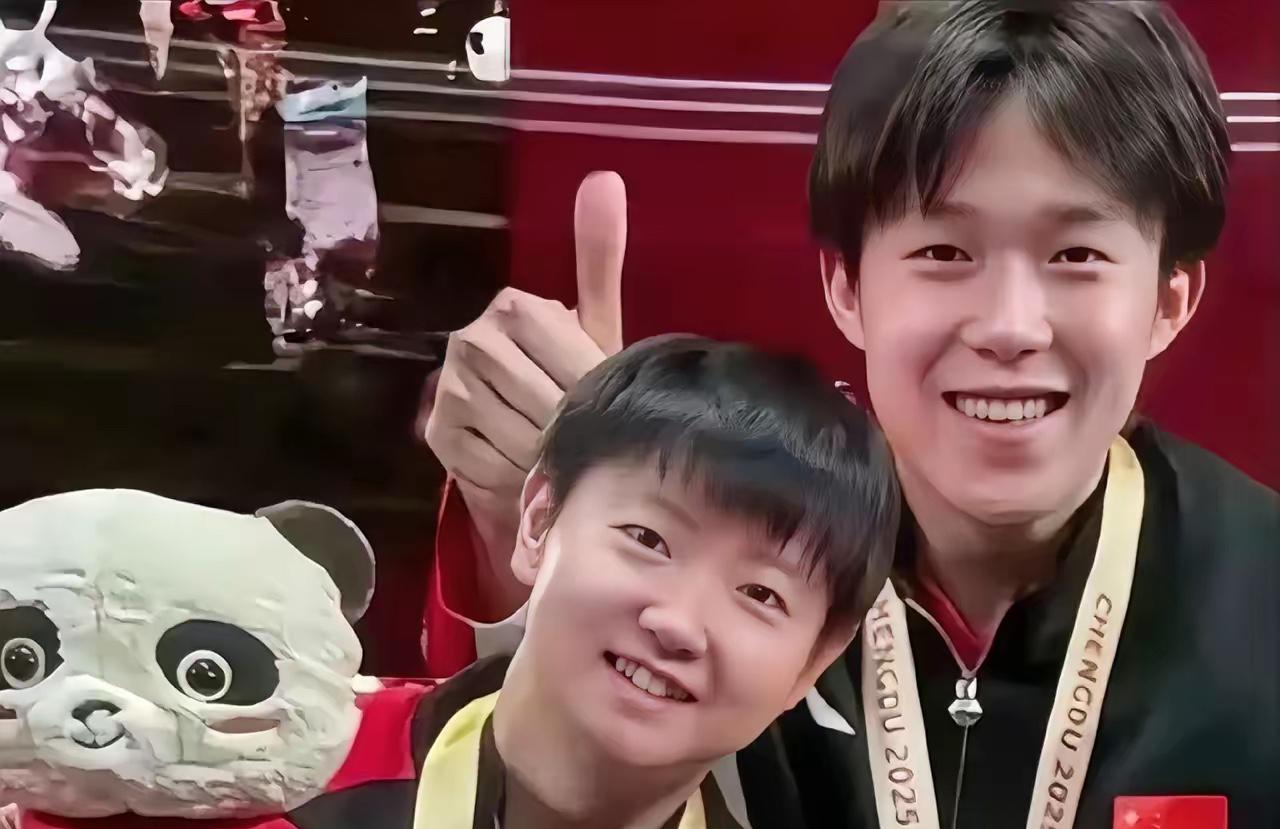 这次澳门世界杯，国乒内部怕是要争红眼了。
世界第一的王楚钦，可偏偏就缺一个世界杯