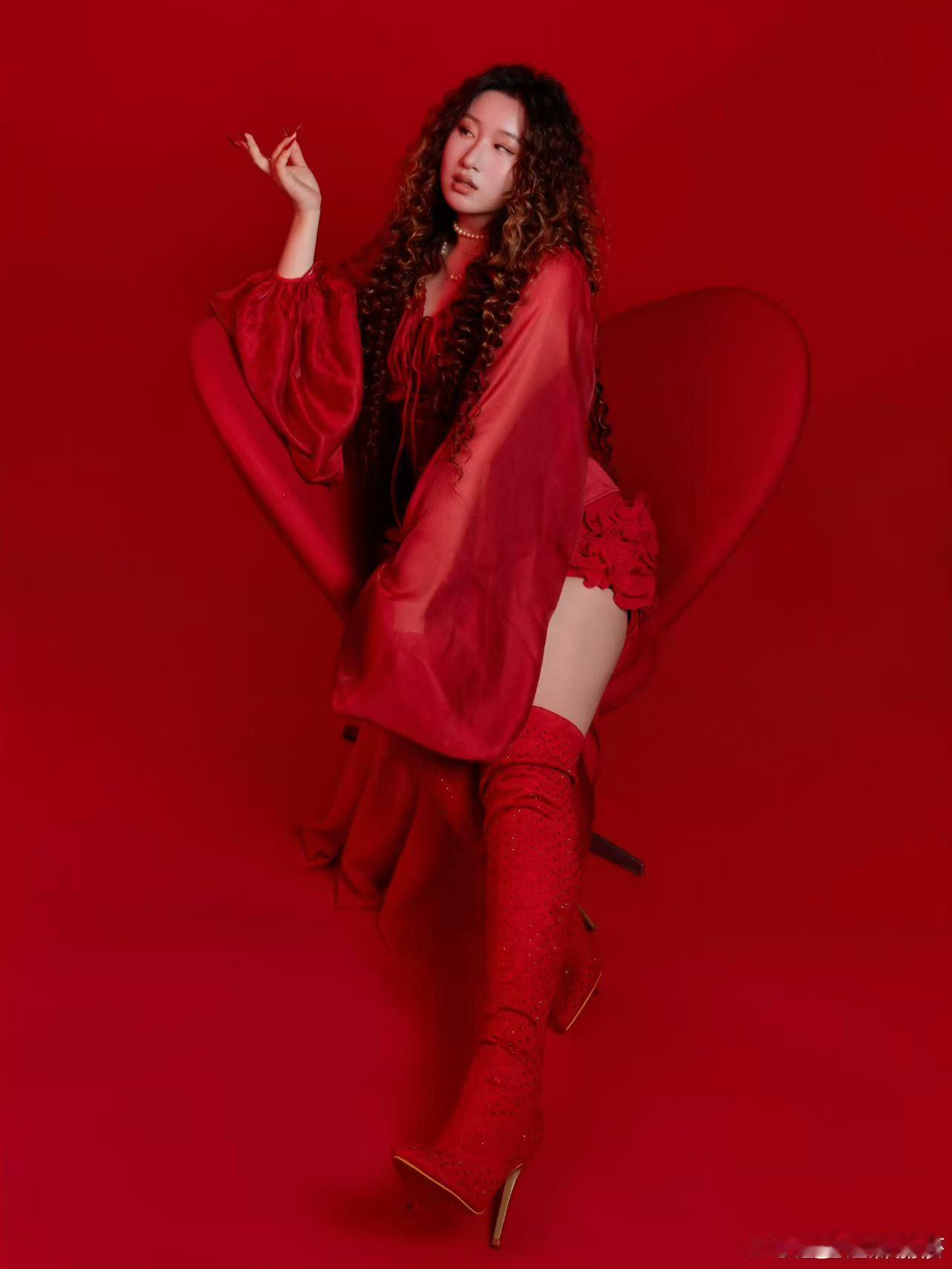 这还是我认识的锤娜丽莎吗看锤娜丽莎如何用一身红色造型颠覆了大家对她的固有印象！美