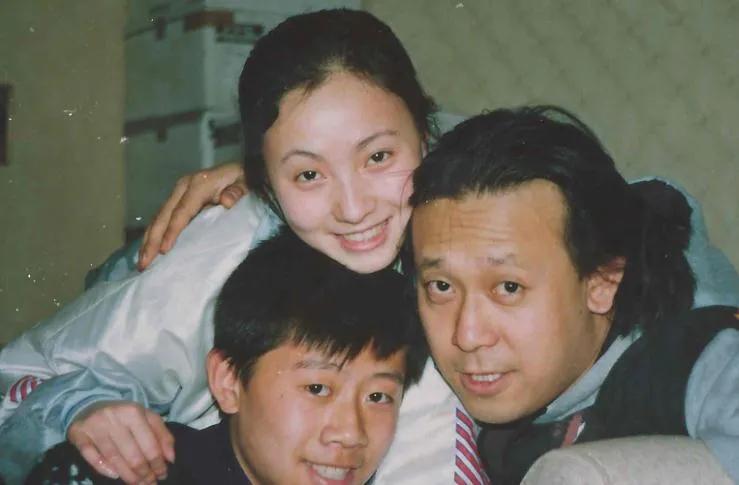 一张电影剧照，好幸福的一家三口，男的是大导演姜文，女的是大美人陶虹，这小男孩儿是