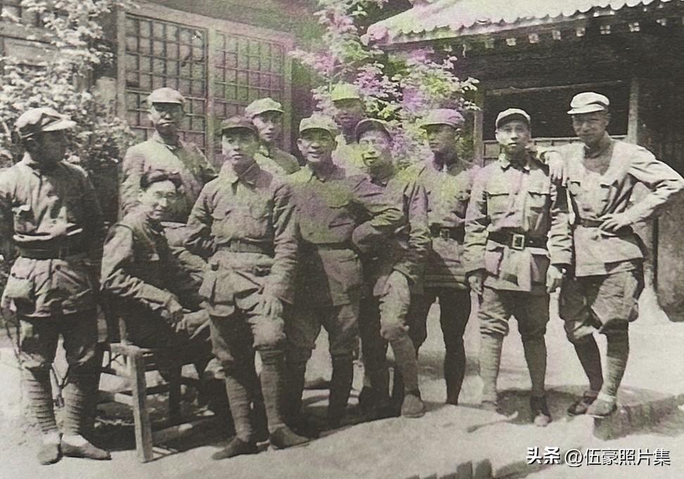 1937年，红军大学政治部主任傅钟、红军大学一科政治委员罗荣桓、中共中央北方局书