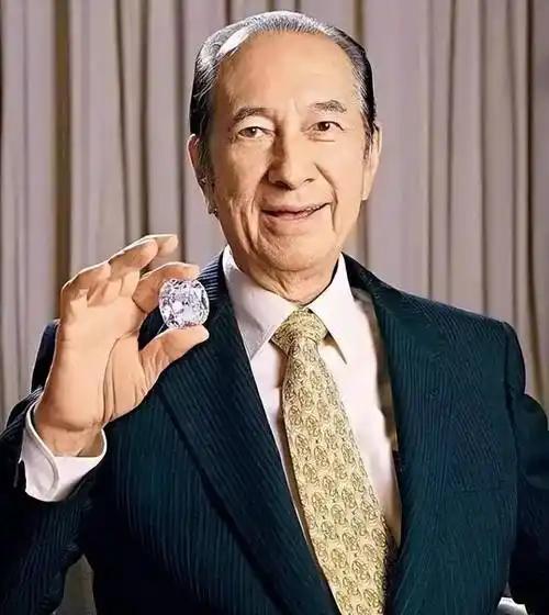 何鸿燊是个谜！2009年，88岁何鸿燊各脏器就已衰竭，但他直到2020年才死亡，