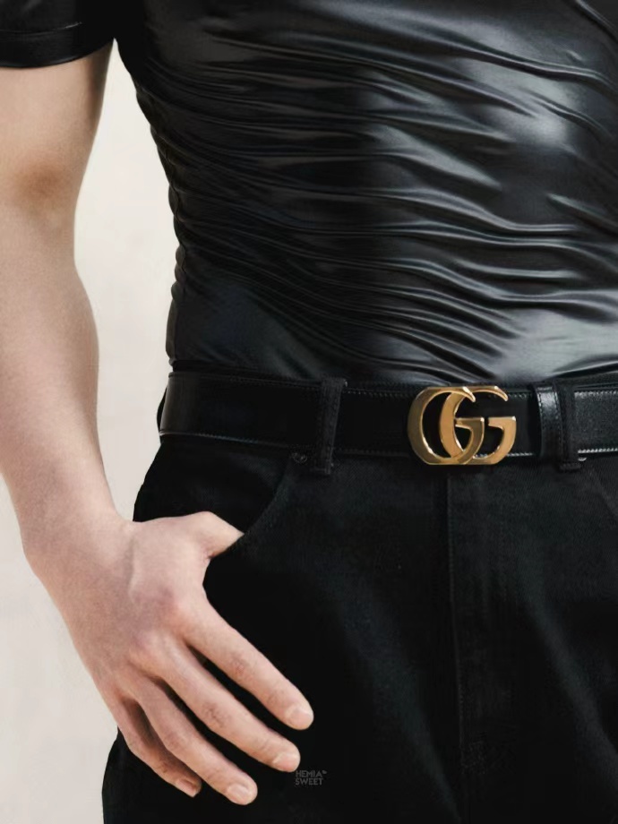 衣服和肖战肌肉线条的融合实在绝美肖战腰腹的特写镜头肖战腰腹的特写镜头，衣服和肖战