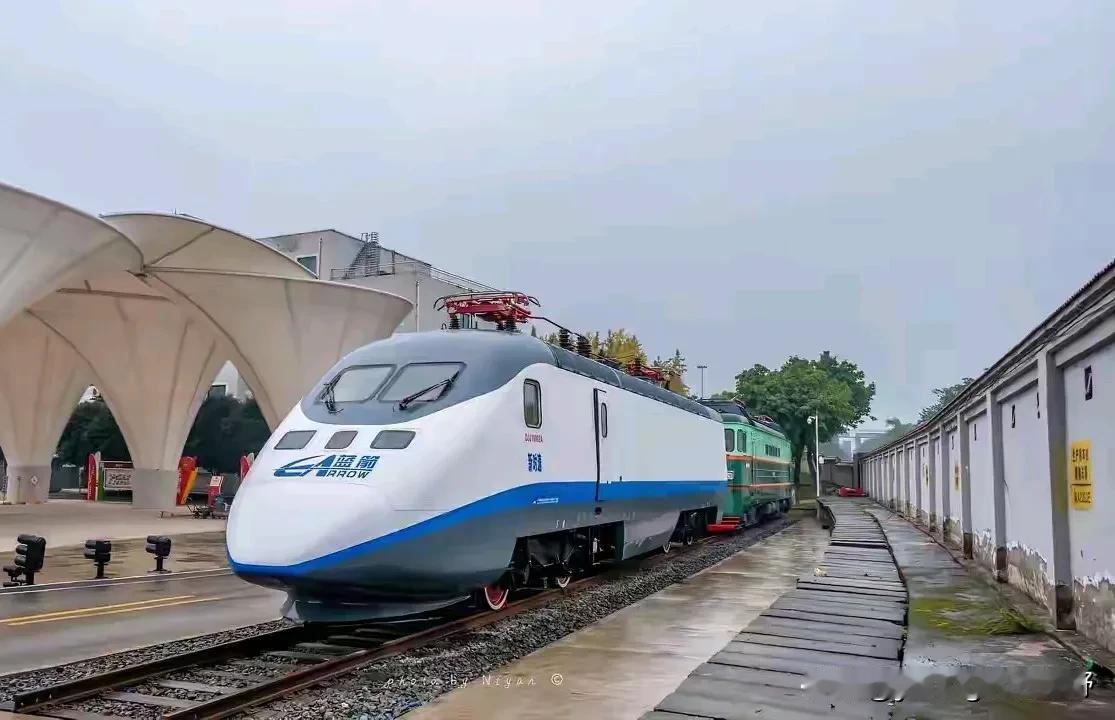 有车迷提供的消息，曾经红极一时的“蓝箭”动车组，有一组车在修复外观后停放在重庆做