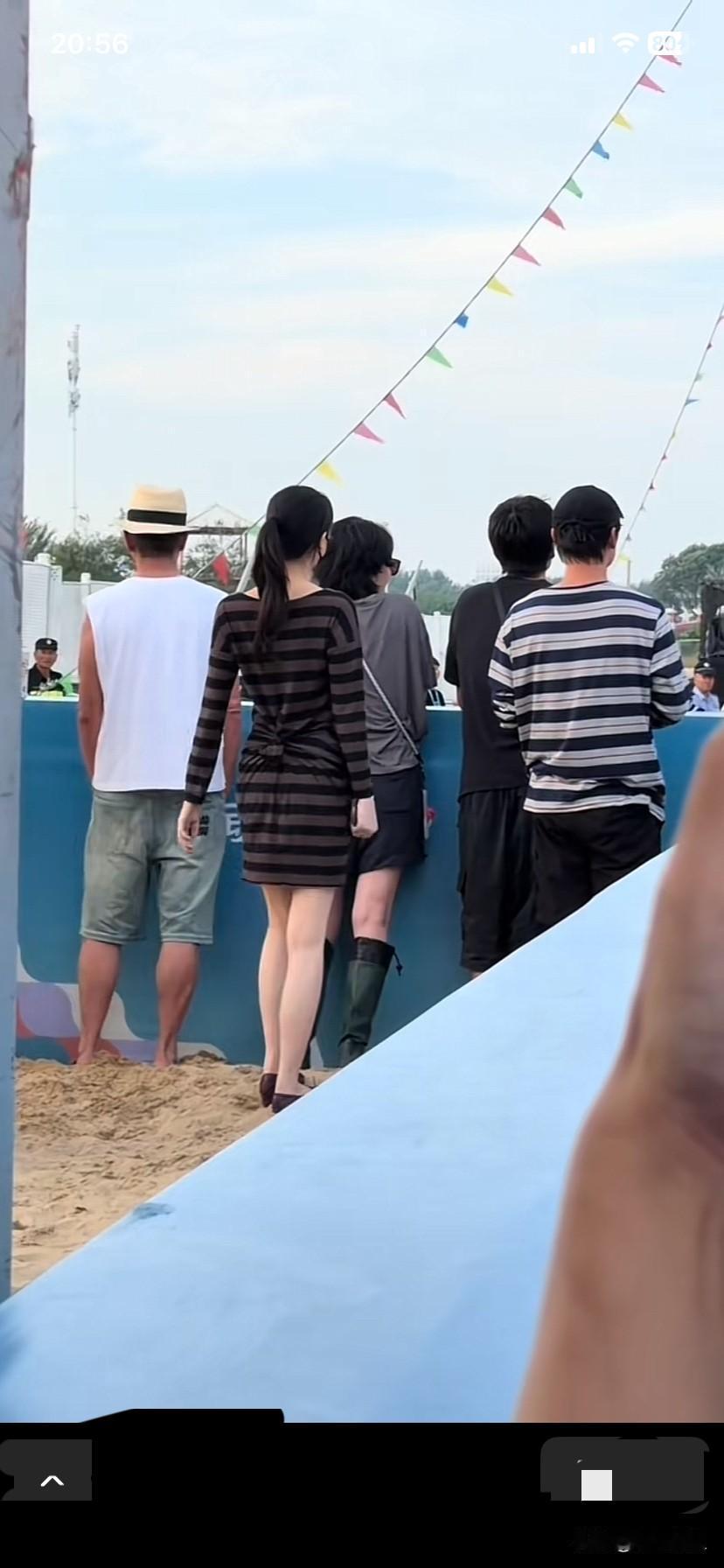 李嫣太漂亮了，和妈妈王菲在阿那亚的音乐节上，被路人拍到！惊呆路人了！
李嫣从后面