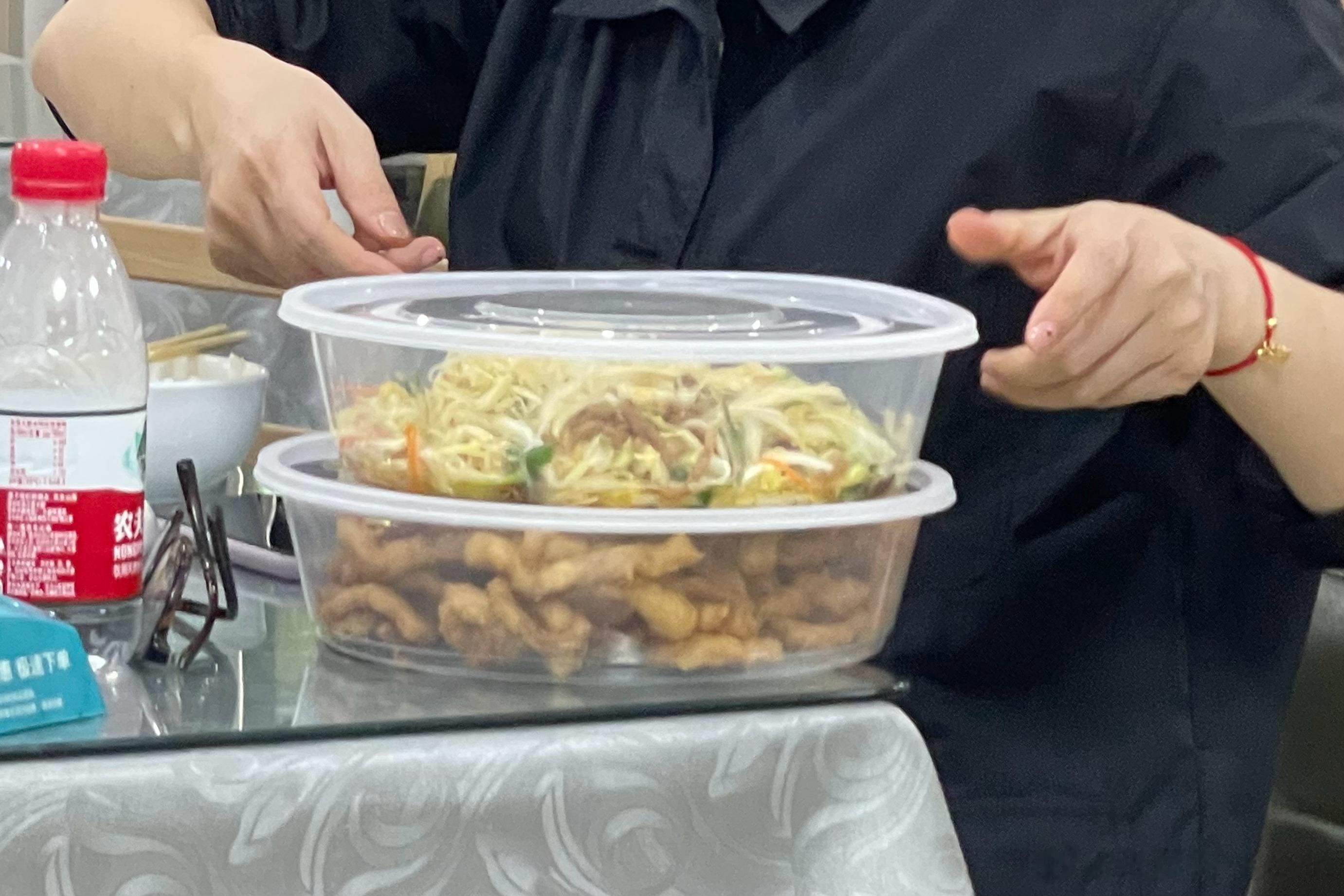 菜量太大，吃崩了，看隔壁桌小姐姐也崩了，我俩商量了一下，幸亏菜点的还不一样，换人