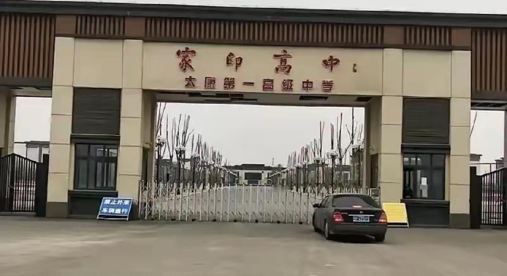 看来一个人无论是谁？不管你有多大的出息，哪怕你赚了很多钱，想为家乡做点贡献，出资