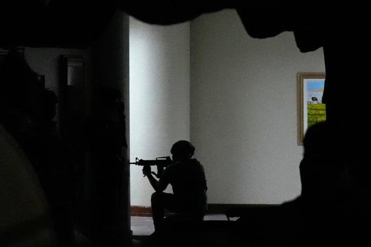 【菲律宾警方逮捕议员欲送往国际刑事法院，在参议院对峙期间发生枪战】

周三，菲律