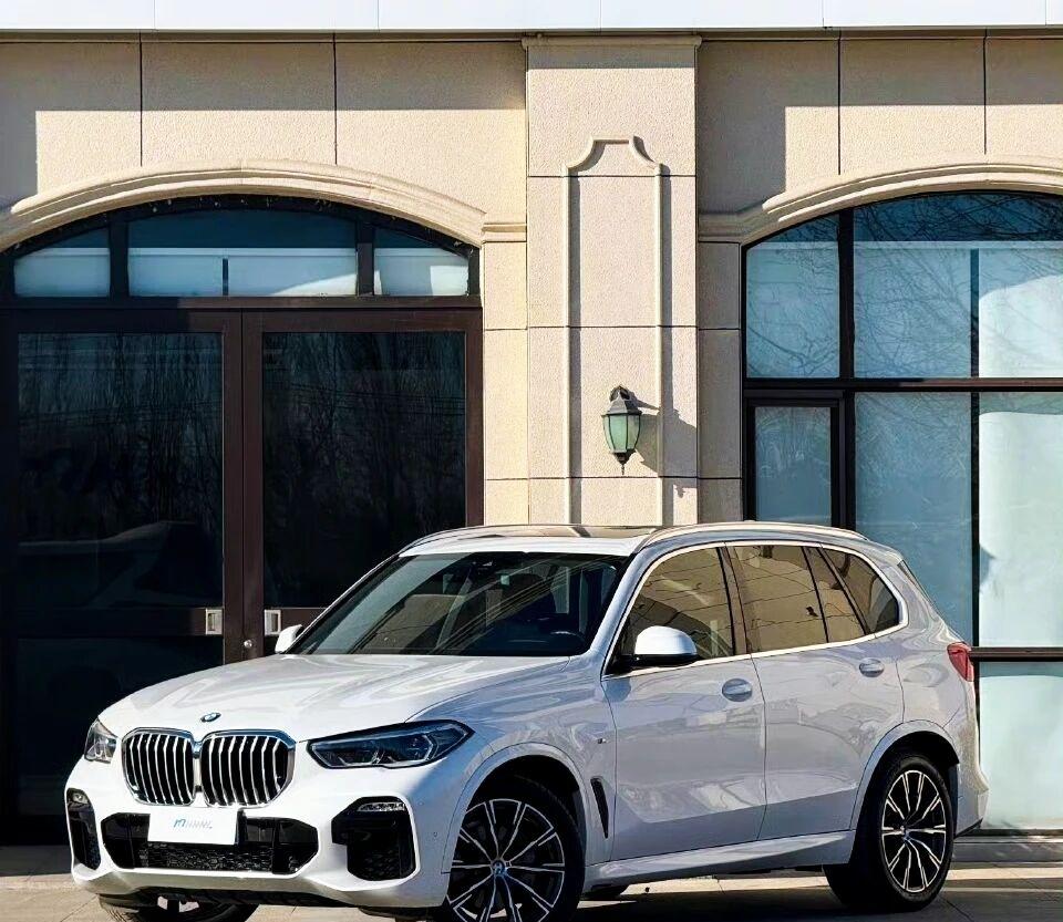 这么一台“走遍中国都体面”的均衡座驾选个什么车呢？X5，或许是答案。
 
她没有