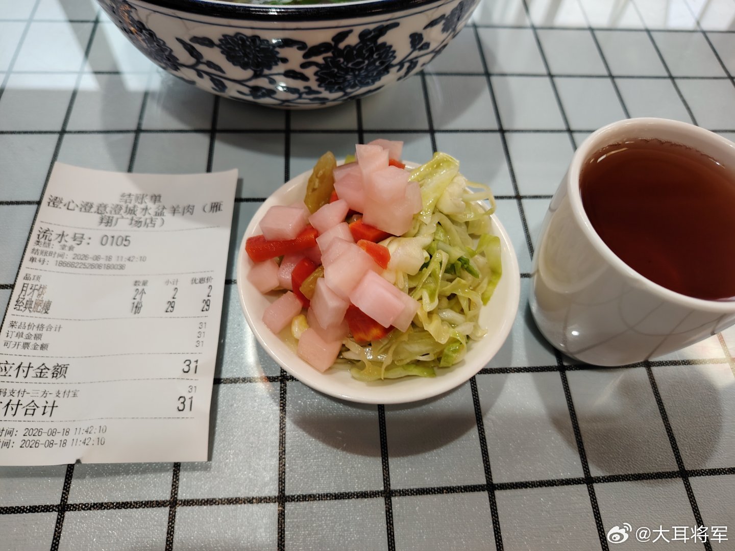 不可辜负的美食 秋天的第一碗水盆羊肉是对雨天的尊重。吃水盆羊肉三部曲，夹馍，泡馍
