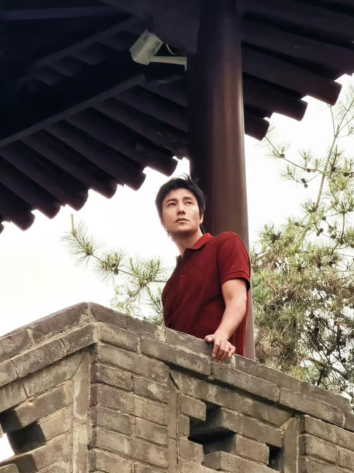 西安小雁塔偶遇陈坤陈坤红衣路透这哥是吃了防腐剂吗？红衣黑发，在小雁塔下走路带风，