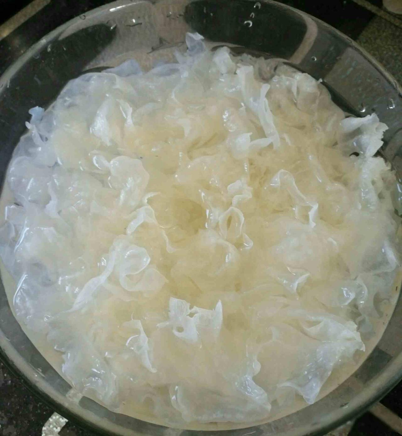 含剧毒，无解药！每家每户都有，千万别乱吃，哪怕煮烂了也没用！


上周朋友家楼上