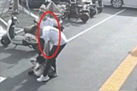 江苏宿迁，一小男孩因汽车掉头时多看了两眼，就被司机下车掐脖子警告。父亲得知此事后