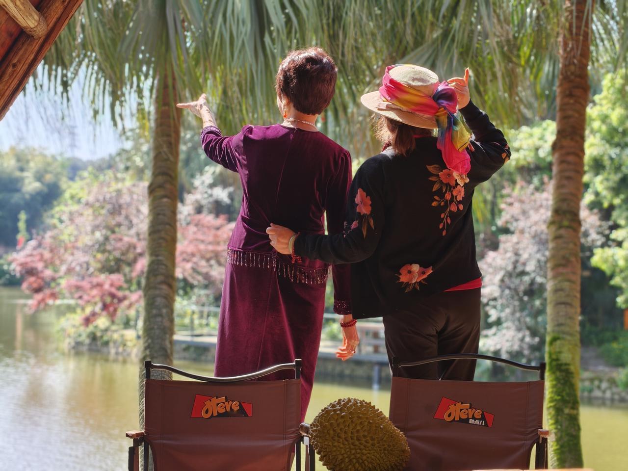 从背影看得出来吗？这是两个七十多岁的老人。