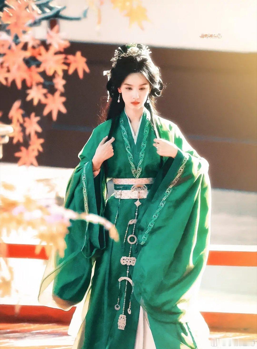 不愧是王鹤棣看上的女主 美腻又端庄 