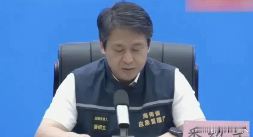 这两天，这位领导火了，原因是他身上的马甲，上面可以清晰的看到他的工作单位和职务。