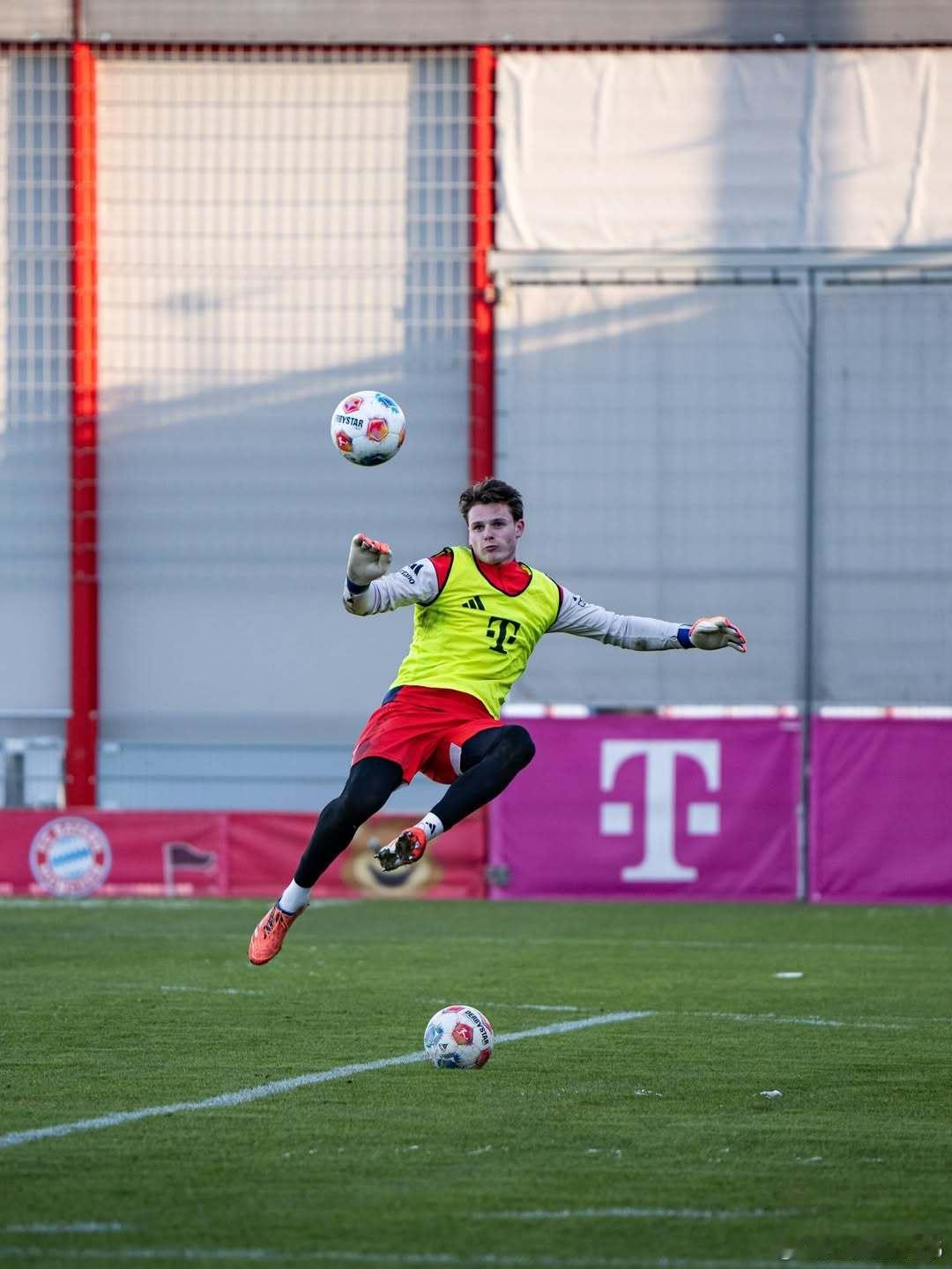 不想當前鋒的門將，不是好門將🔥🔥🔥看烏爾比希這腳凌空射門🇩🇪 