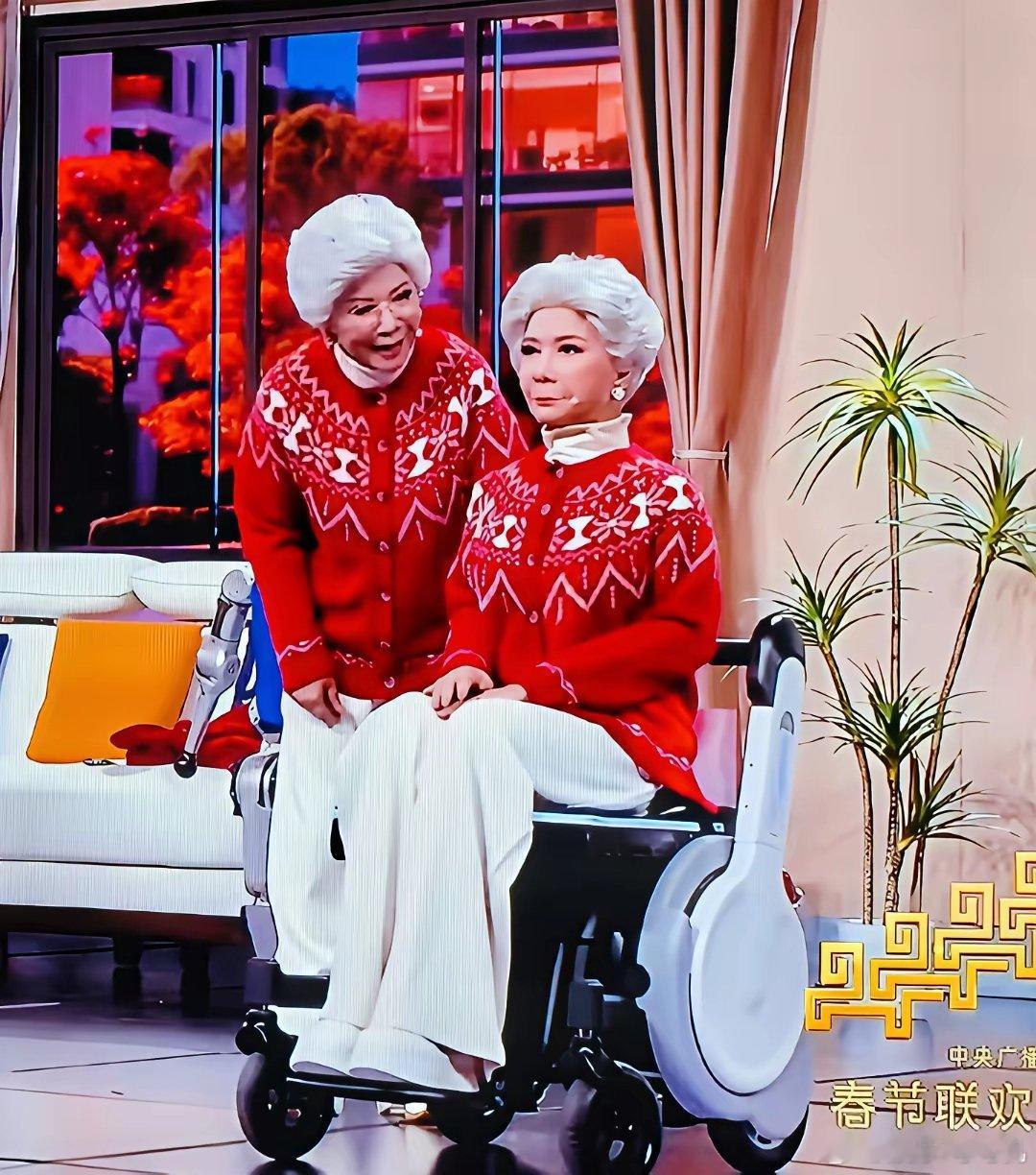 不出意外，意外又发生了！春节晚会上，蔡明的小品中，那个和蔡明长得一模一样的机器人