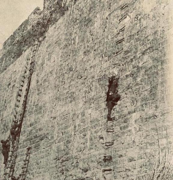 南京保卫战，唐生智认为南京高大的城墙，可以阻挡日军爬上来，就是炮轰也不怕。但是，