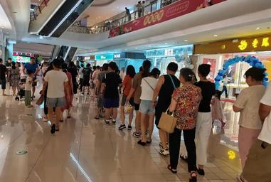 为什么唯独在我们中国，电商彻底干趴了实体店？这么说吧，同样的东西，网上卖300，