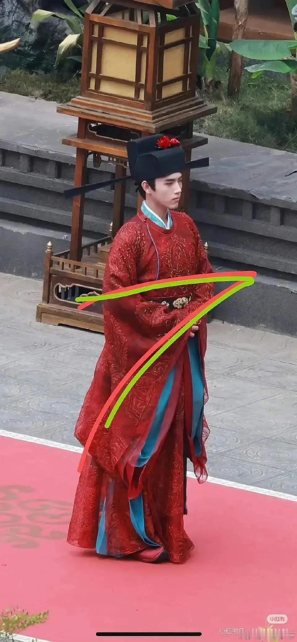 好劣质好奇怪…… 为什么官服是这种质感的……第一次见…..黄薇这是从影楼二手婚纱