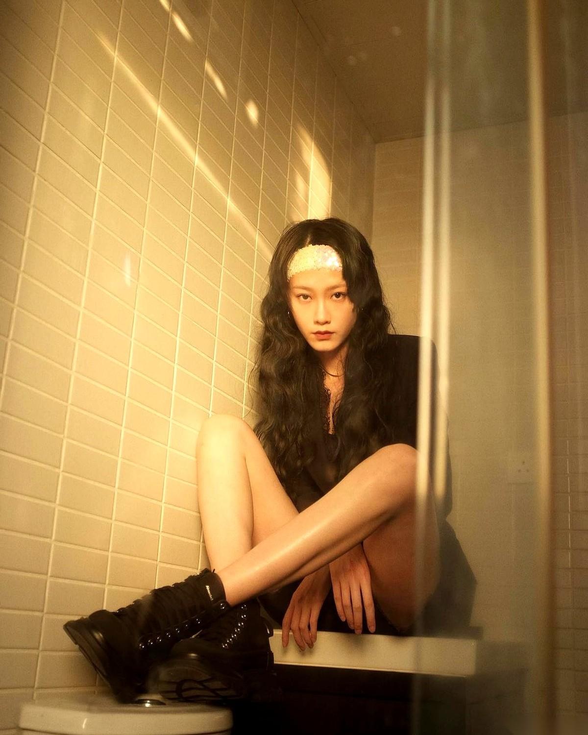 香港金像奖的颁奖台，有个怪现象。
男主角这边，聚光灯打了十几年，照来照去，就那么