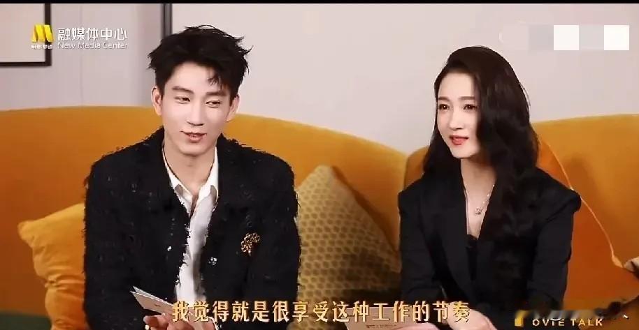 关晓彤，难掩喜悦！
9月15日，关晓彤，连夜冲上热搜。在采访中回应无缝进组，说自