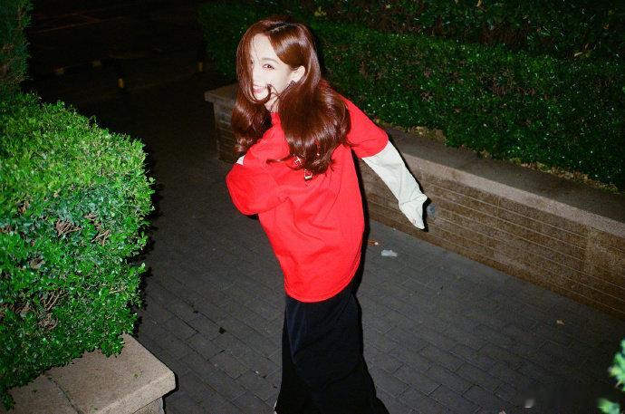 李一桐出神图像呼吸一样简单 李一桐又双叒三秒出神图啦，真的像呼吸一样简单吧，姐姐