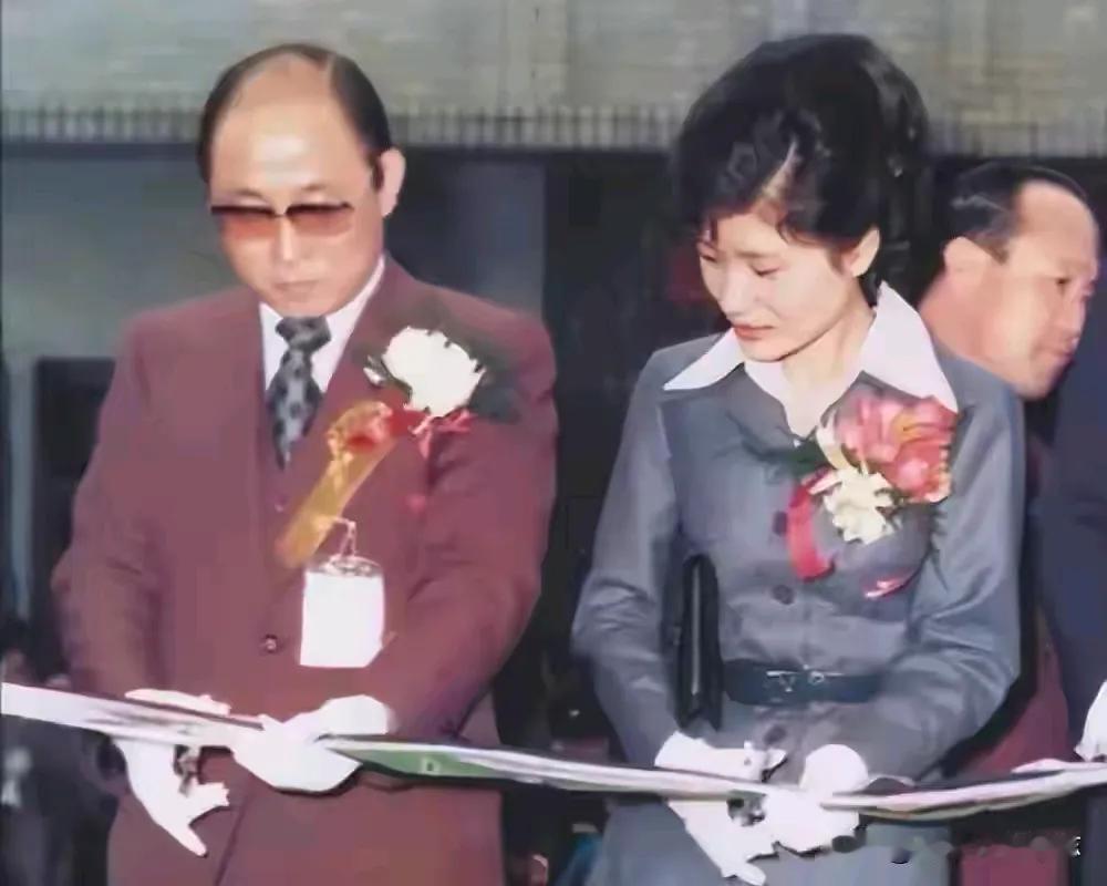 朴槿惠妥妥的一枚白富美，剪花微笑都那么美，外表柔弱的她内心强大，韩国首位女总统就