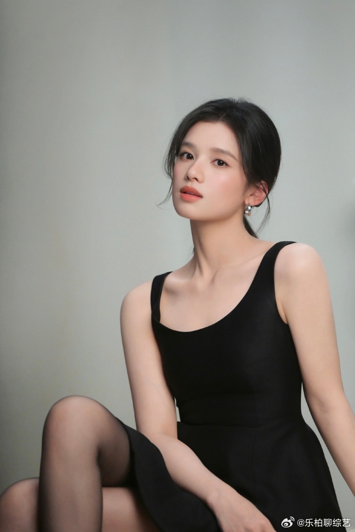 张婧仪吊带黑裙  张婧仪黑丝黑裙真的是美得太有诱惑感了，吊带的黑裙子凸显出来了灵