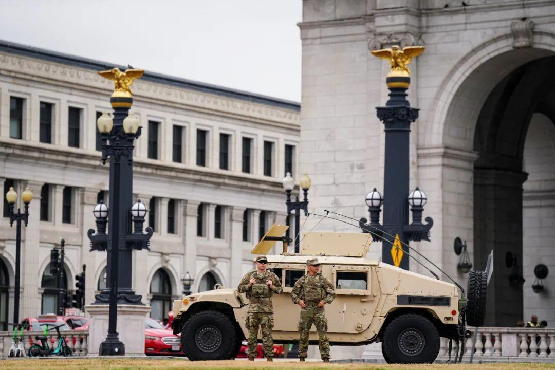 《司法与行政权的对决：法官否决特朗普国民警卫队部署计划》
特朗普乱政 
  近日