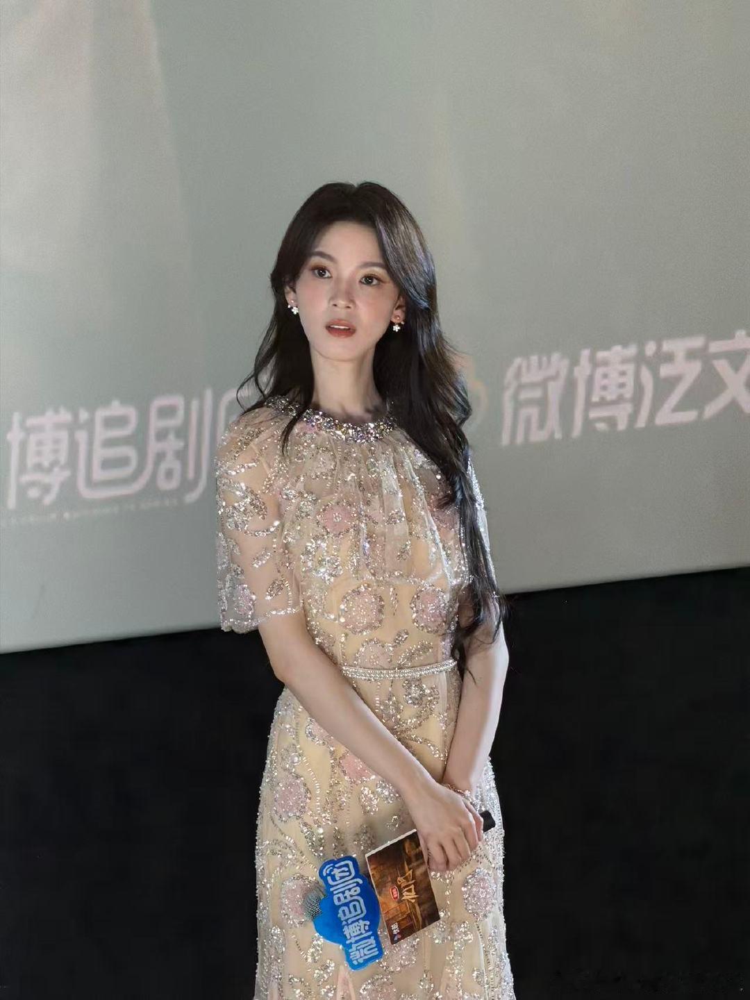 曾舜晞陈瑶完全王子公主来的九门活动现场这组合照太惊艳了！曾舜晞西装自带贵公子气质