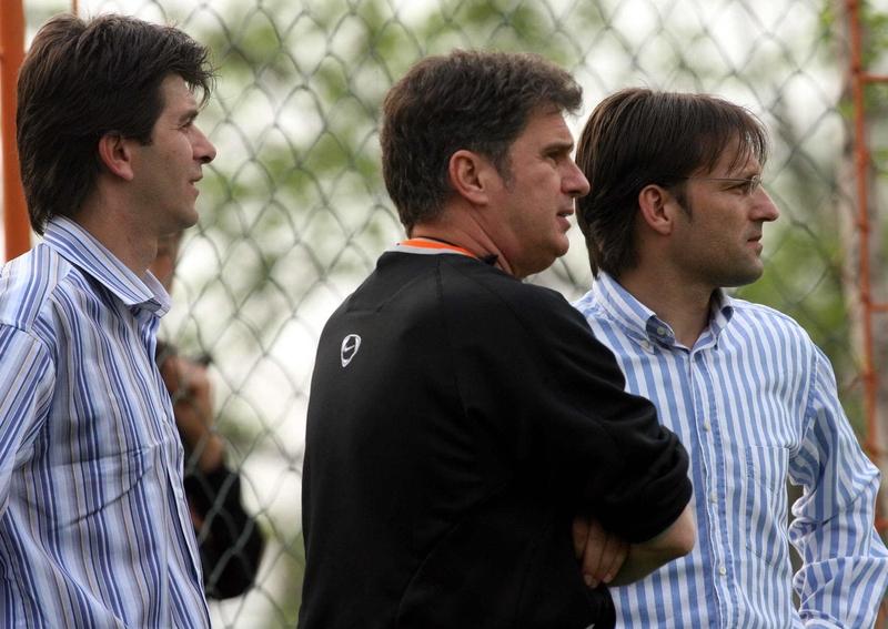 新赛季中超联赛竞争格局充满变数。传统强队如山东泰山、上海海港实力依旧强劲。泰山队