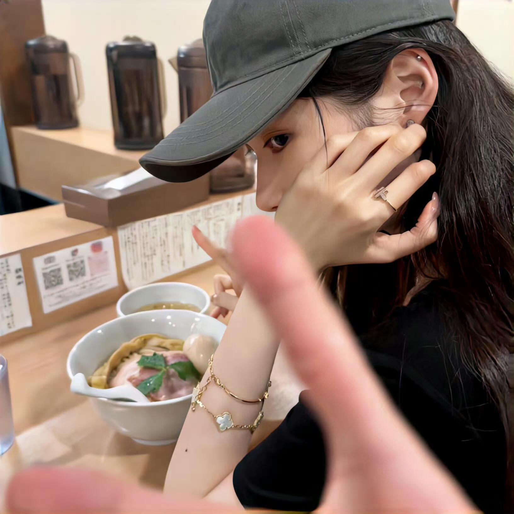 感觉友情是高于爱情的 爱情还夹杂着性 但友情什么都不图 就图你这个人 你这个完完