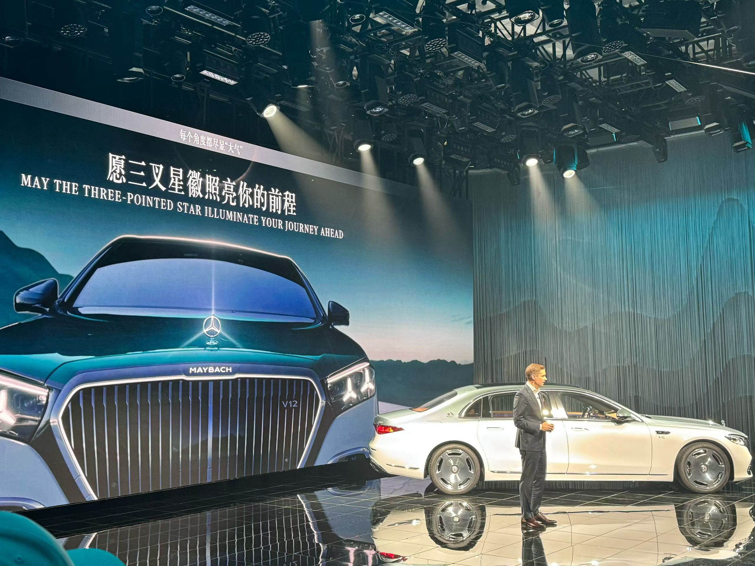 新款迈巴赫S-Class亮相礼待天下致敬贤达愿三叉星徽照亮你的前程祝你的每一份努