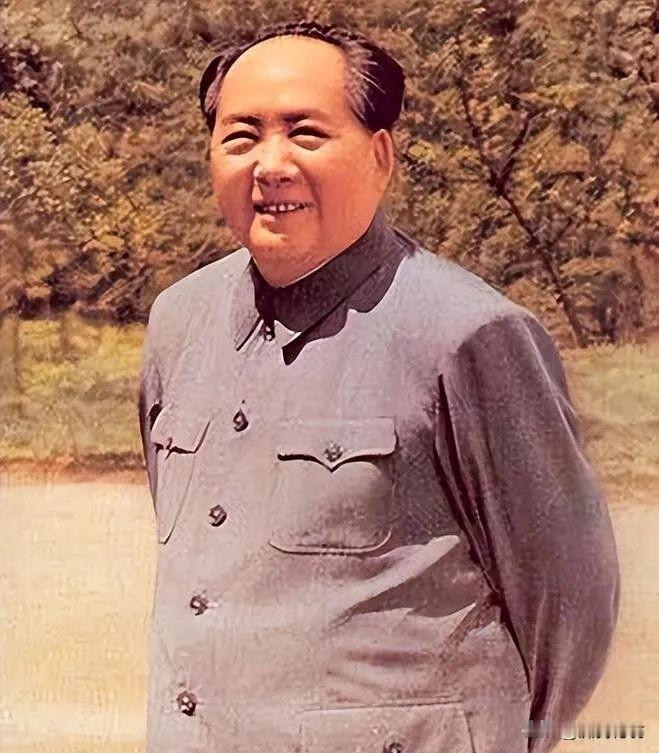 全民皆兵，毛主席的战略思想。
新中国成立后，根据国际上对我国严峻的军事包围态势，