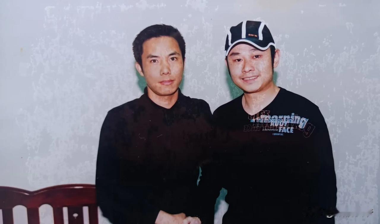 这是我一位深圳的朋友，二十年前与刀郎的合影，那时候，他们都很消瘦。如今，我朋友依