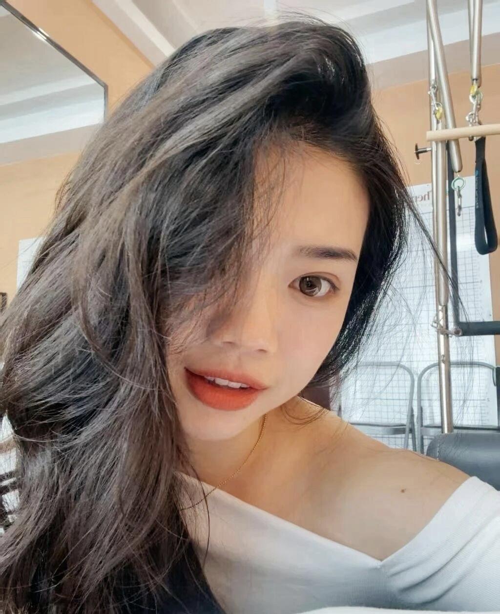 在镜子里自拍，记录美好时刻什么运动可以使男生变的强壮 适当的运动量是多少? 分享