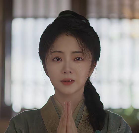 感觉谭松韵还是不适合留刘海，她脸小嘟嘟的，不留刘海显得灵动，留了刘海会更成熟一点