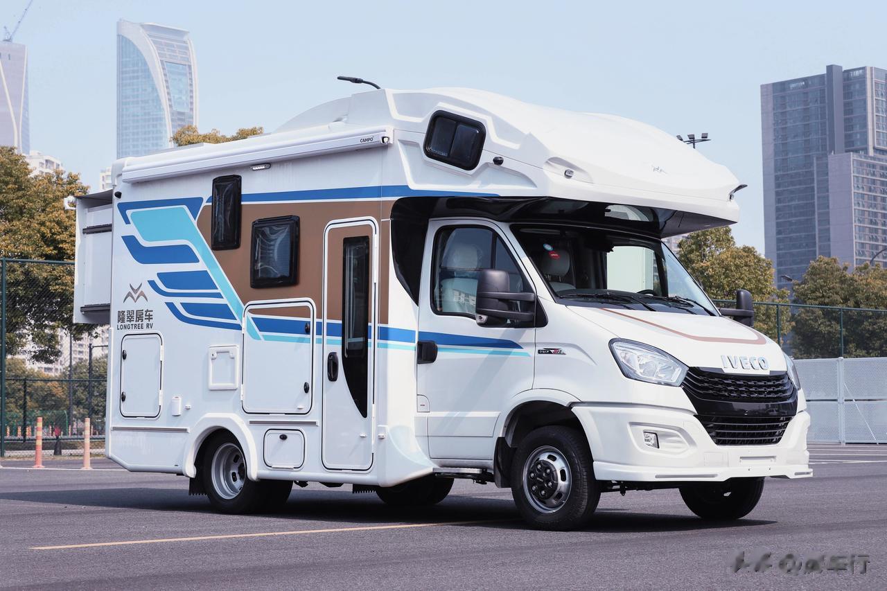 隆翠6号C668玩家版双拓房车，采用全新外观造型，内饰豪华，搭载3.0T柴油发动