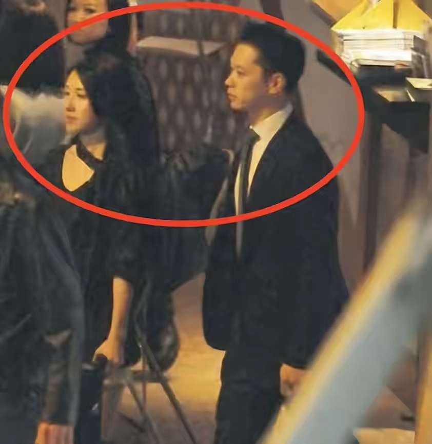 原来李施嬅的前男友就是好姐妹胡杏儿现在的老公李承德呀。​李施嬅和李承德当初分开是