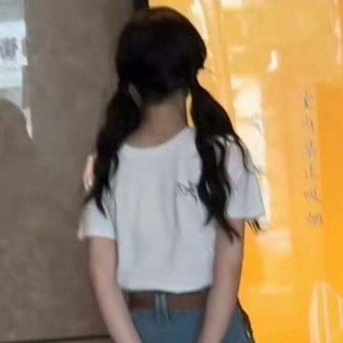 薇薇的小弱汁瞬间衣服穿反 脚踩裤洞 鞋带跳散 吸管插反 