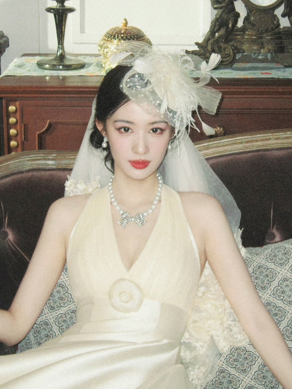 女孩们把婚纱穿起来头纱戴起来 