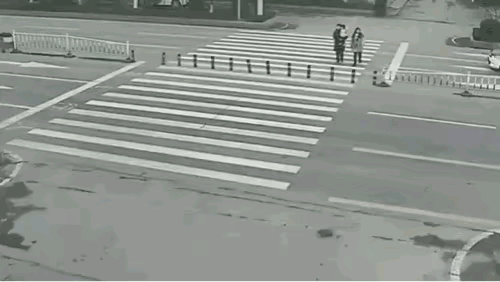 一家三口过斑马线的时候，谁也没想到会发生悲剧，小车开了过来，直接将这一家三口撞得