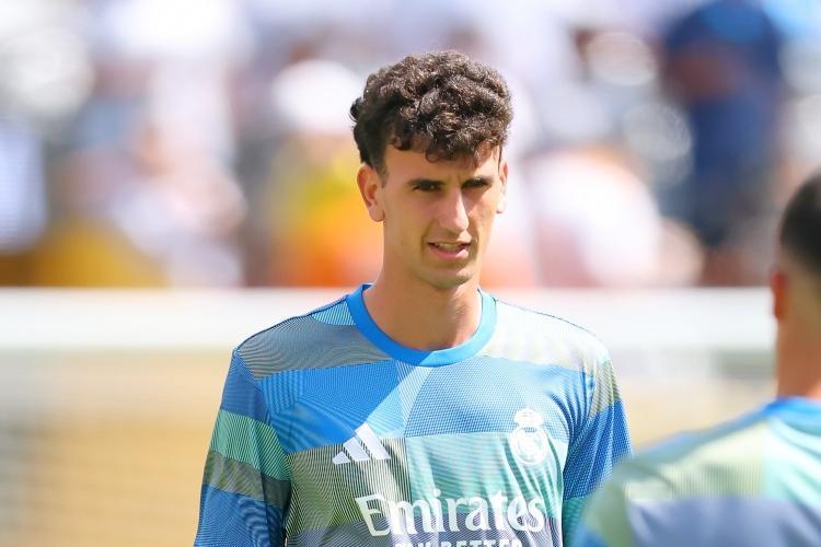 切尔西准备1月买中卫，关注雷恩的雅奎特和科莫的拉蒙报道称，切尔西准备在本月引进一