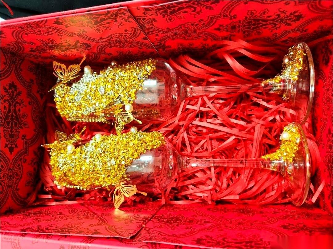 我花了两天两夜，用碎钻一颗一颗亲手粘好的那对敬酒杯，在婚礼上，被我最好的闺蜜当着