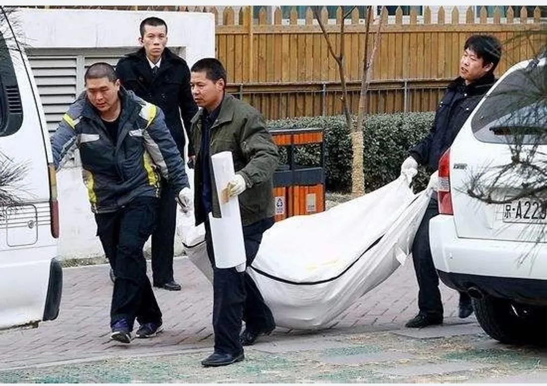 2012年，白静遇害后，留下的一张老照片，镜头中她的尸体，正被警方的工作人员用车