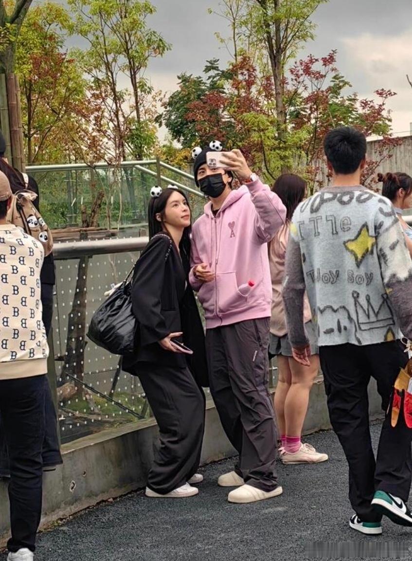 #王大陆带女友看大熊猫##偶遇王大陆带女友看大熊猫# 偶遇王大陆带女友看大熊猫 