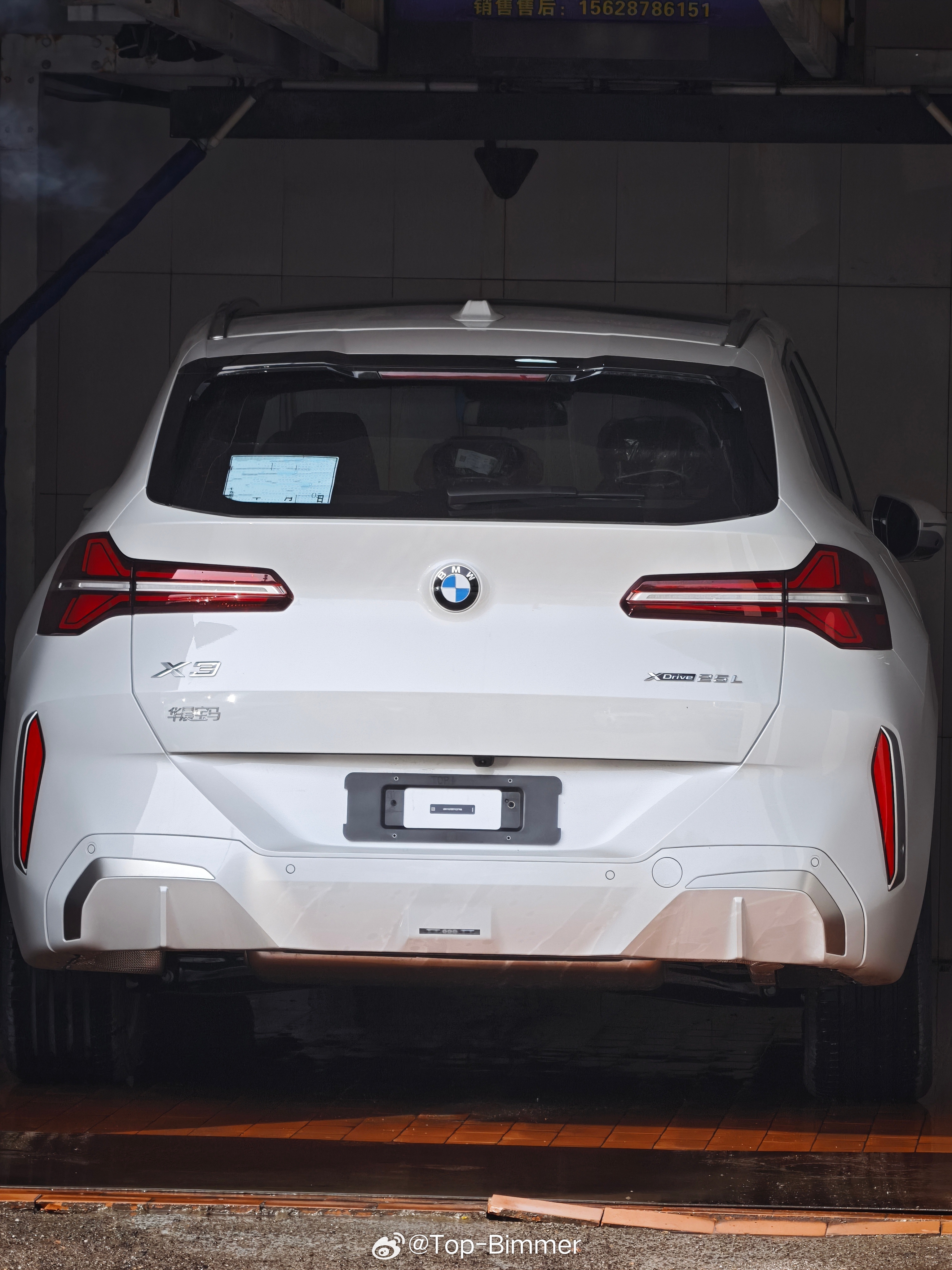 几乎所有宝马都会提供一款白色车漆，像雪山白、矿石白、磨砂纯白色这些，白色车漆本来